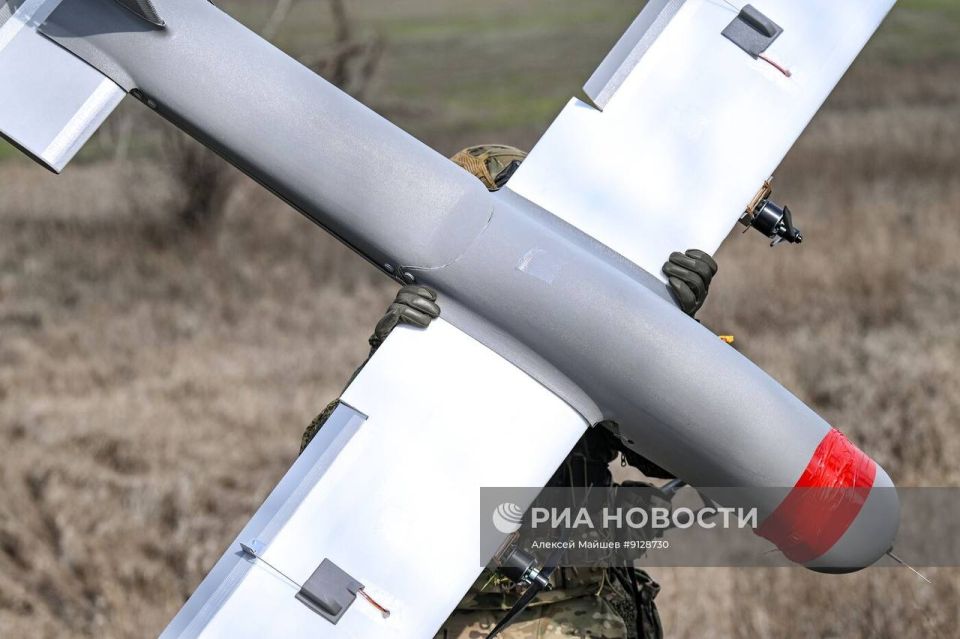 Кадры боевой работы расчётов FPV-дронов самолетного типа «Молния-2» 58-й общевойсковой армии группировки войск «Днепр» на Запорожском фронте Кадры боевой работы расчётов FPV-дронов самолетного типа «Молния-2» 58-й общевойсковой армии группировки войск «Днепр» на Запорожском фронте