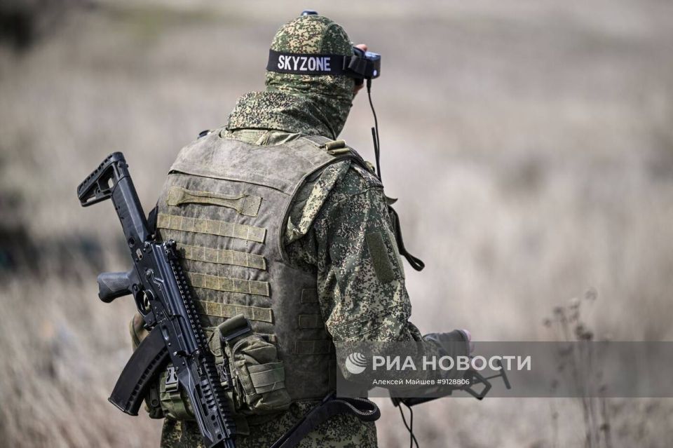 Кадры боевой работы расчётов FPV-дронов самолетного типа «Молния-2» 58-й общевойсковой армии группировки войск «Днепр» на Запорожском фронте Кадры боевой работы расчётов FPV-дронов самолетного типа «Молния-2» 58-й общевойсковой армии группировки войск «Днепр» на Запорожском фронте
