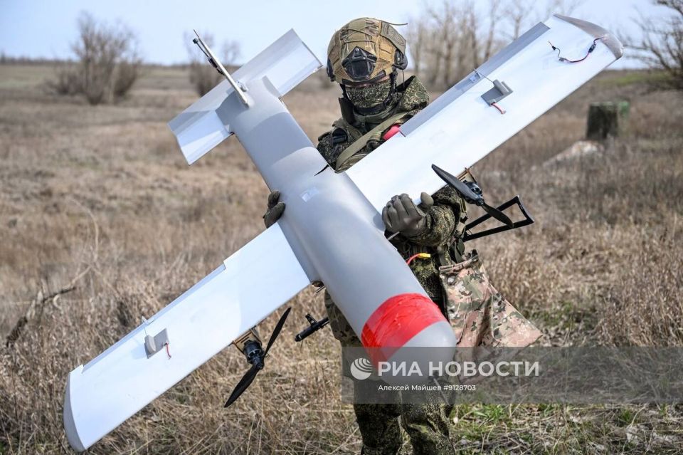 Кадры боевой работы расчётов FPV-дронов самолетного типа «Молния-2» 58-й общевойсковой армии группировки войск «Днепр» на Запорожском фронте Кадры боевой работы расчётов FPV-дронов самолетного типа «Молния-2» 58-й общевойсковой армии группировки войск «Днепр» на Запорожском фронте