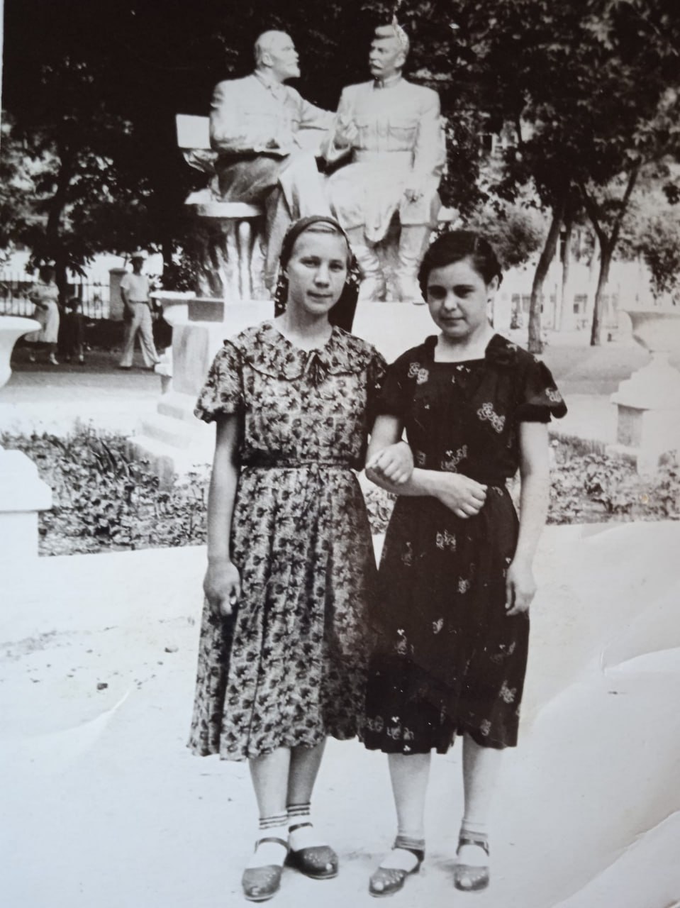 История старого фото. 1 мая 1954 года в г.Большой Токмак ( с 1961 года – город Токмак) возле центрального входа в городской кинотеатр имени Дзержинского был установлен памятник двум вождям Советского Союза Ленину и Сталину