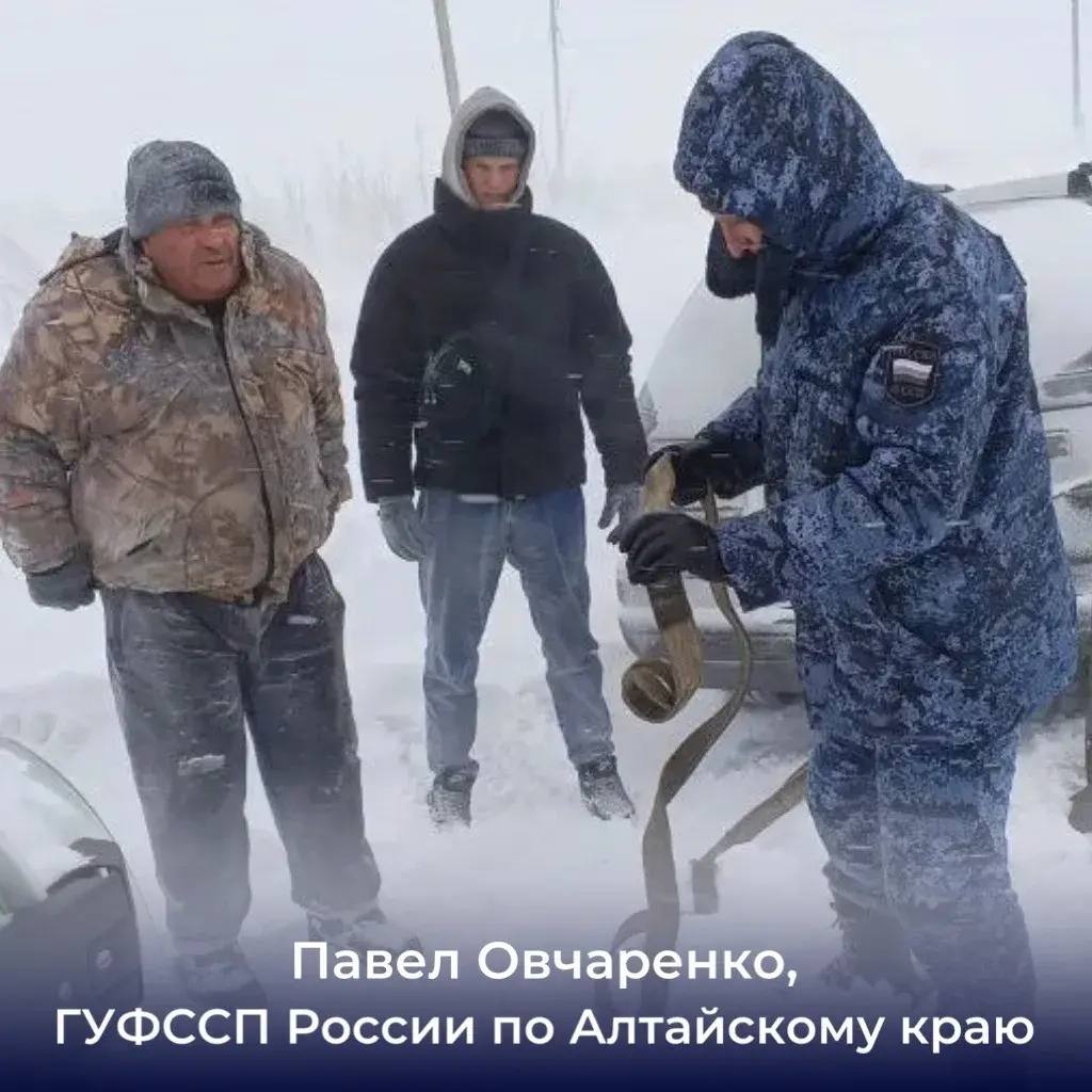 Сотрудник ГУФССП России по Донецкой Народной Республике Игорь Белоножко спас девушку из автомобиля после ДТП: он вытащил пострадавшую из машины, из-под капота которой уже шёл дым, оказал первую помощь, вызвал медиков и... Сотрудник ГУФССП России по Донецкой Народной Республике Игорь Белоножко спас девушку из автомобиля после ДТП: он вытащил пострадавшую из машины, из-под капота которой уже шёл дым, оказал первую помощь, вызвал медиков и...