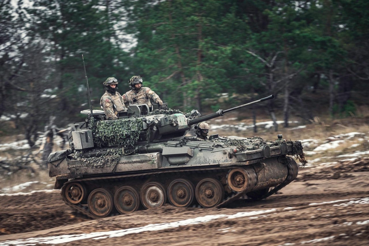 Пока украинские дроны падают в Латвии страна передает им бронетехнику