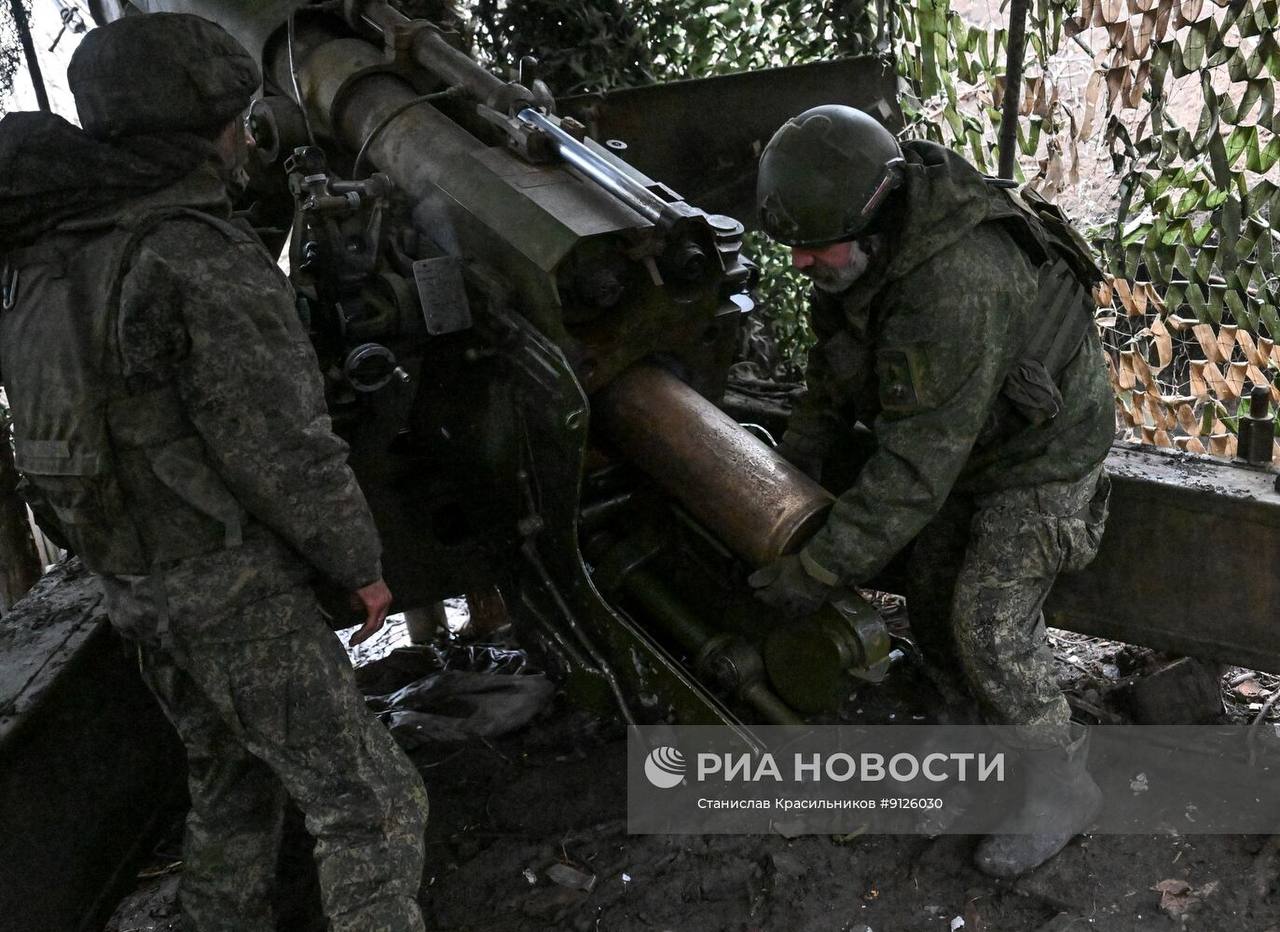 Кадры боевой работы расчёта 152-мм буксируемой пушки 2А36 «Гиацинт-Б» группировки войск «Центр» на Днепропетровском направлении Кадры боевой работы расчёта 152-мм буксируемой пушки 2А36 «Гиацинт-Б» группировки войск «Центр» на Днепропетровском направлении