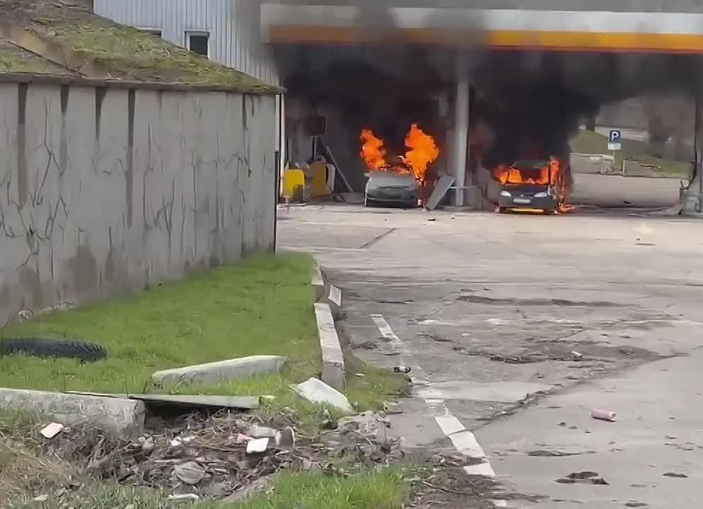 «Противник произвёл атаку БПЛА по территории автозаправочной станции в городе Васильевке. К сожалению, пострадали две женщины», — губернатор Запорожской области Евгений Балицкий
