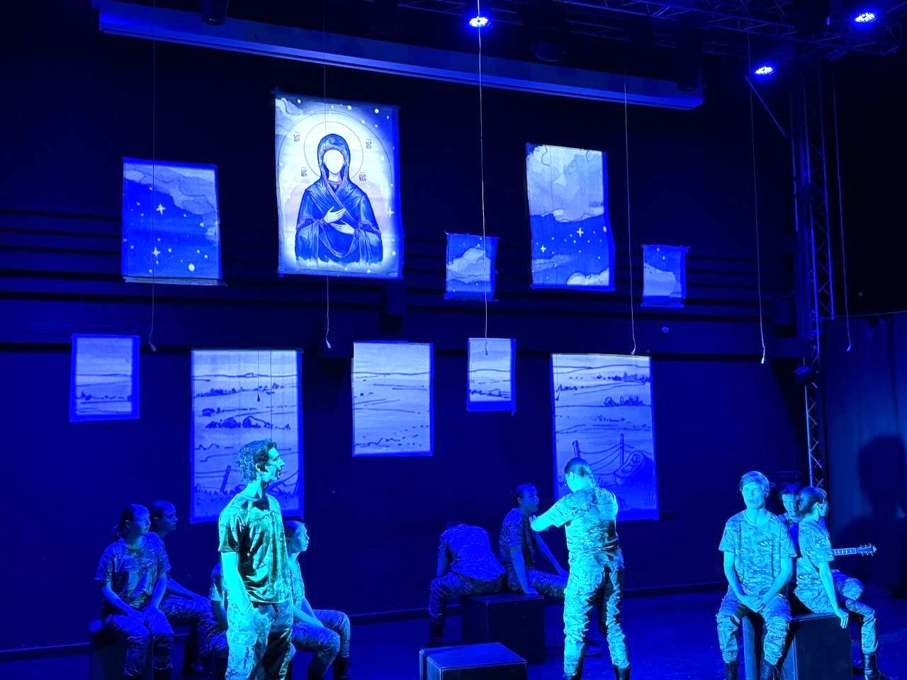 На театральной сцене в Самарской области состоялась премьера постановки, основанной на рассказах и стихах ветеранов СВО На театральной сцене в Самарской области состоялась премьера постановки, основанной на рассказах и стихах ветеранов СВО