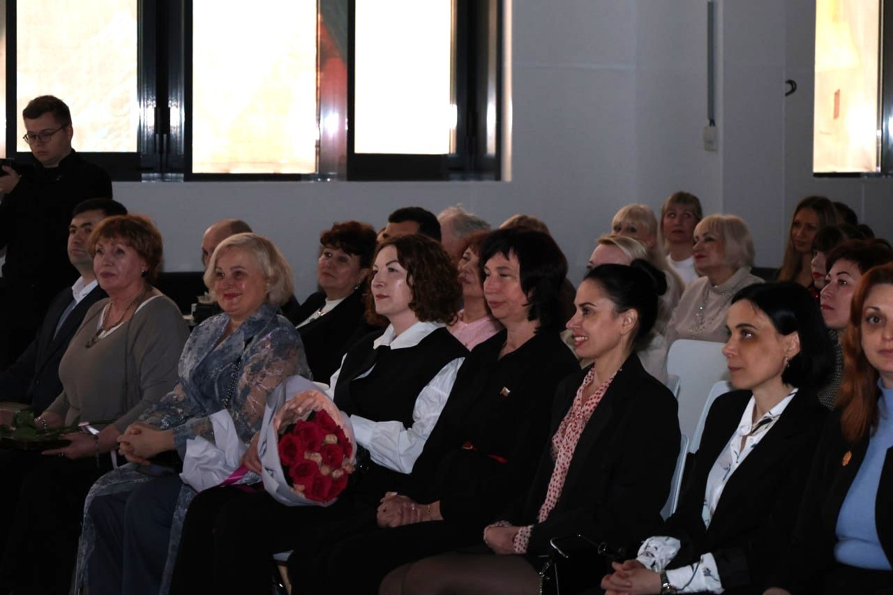 Министр культуры Запорожской области приняла участие в церемонии награждения работников культуры Мелитополя Министр культуры Запорожской области приняла участие в церемонии награждения работников культуры Мелитополя