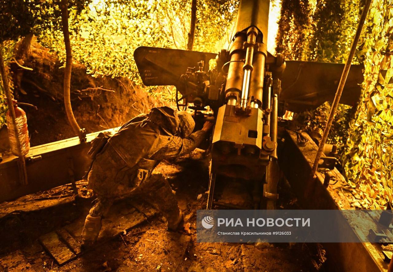 Кадры боевой работы расчёта 152-мм буксируемой пушки 2А36 «Гиацинт-Б» группировки войск «Центр» на Днепропетровском направлении Кадры боевой работы расчёта 152-мм буксируемой пушки 2А36 «Гиацинт-Б» группировки войск «Центр» на Днепропетровском направлении