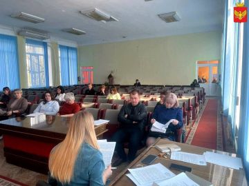 26 марта в большом зале администрации Приморского муниципального округа состоялось очередное заседание комиссии по делам несовершеннолетних и защите их прав.