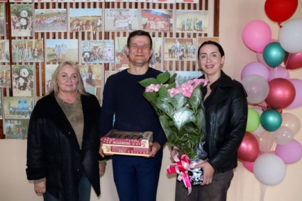 Сотрудников ДК села Долинское поздравили с профессиональным праздником