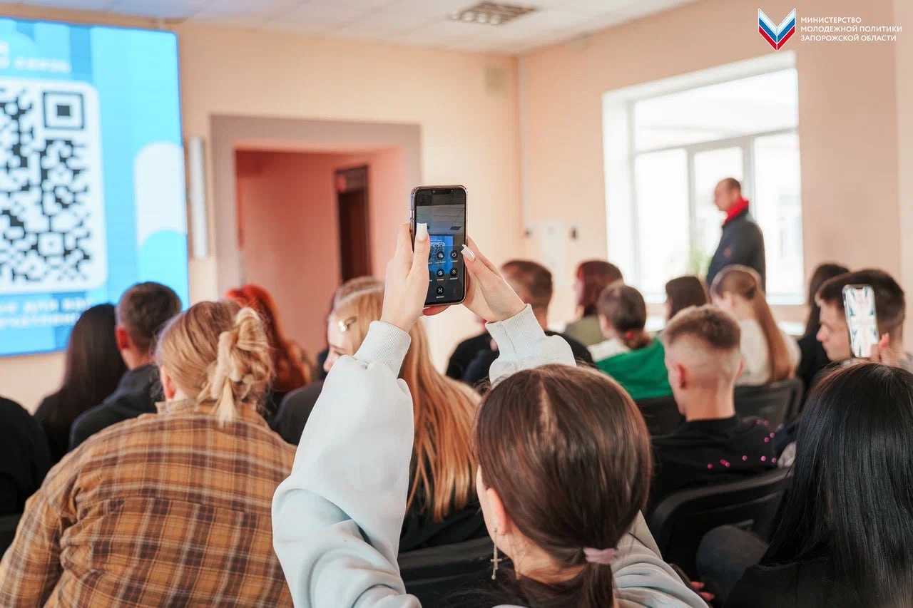 В Васильевском колледже МелГУ прошла лекция о Конституции и её роли в жизни каждого человека В Васильевском колледже МелГУ прошла лекция о Конституции и её роли в жизни каждого человека