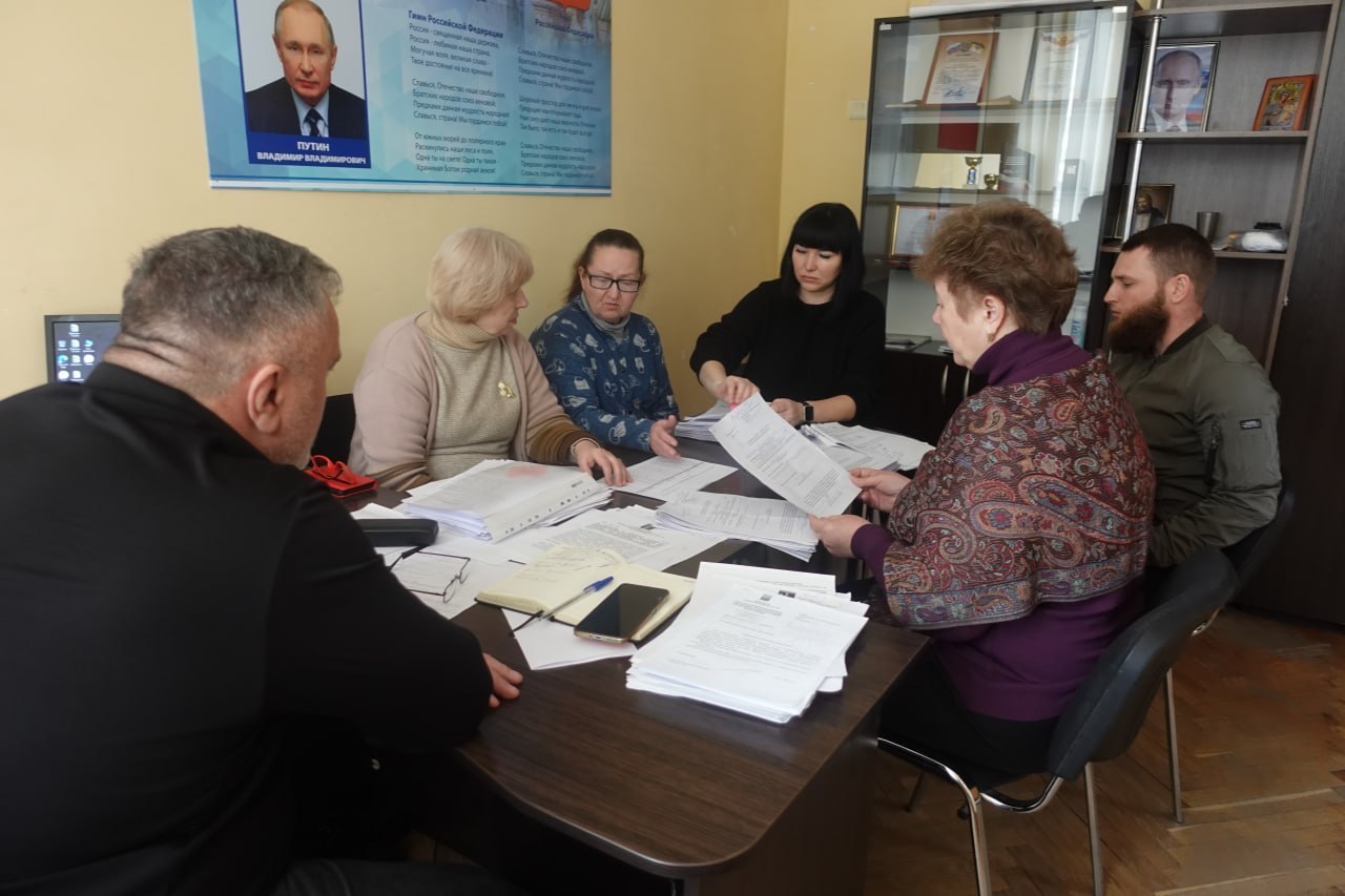 Под председательством первого заместителя Главы Токмакского муниципального округа Дмитрия Беспалова состоялось заседание комиссии по предоставлению безвозмездной гуманитарной помощи гражданам