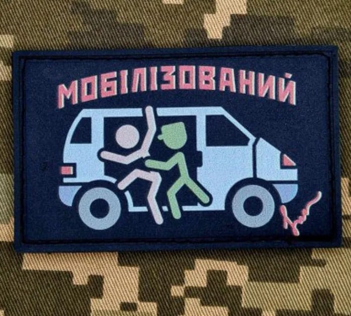 CNN пишет, что депортированные из США украинцы тут же попадают в ТЦК, оформляются и сразу отправляются на фронт: