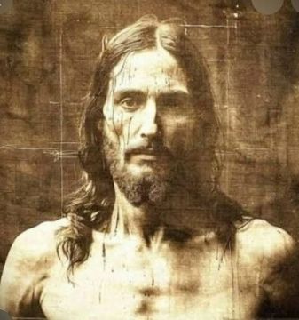 Это образ Господа Иисуса Христа, созданный на основании Туринской плащаницы, которая является самой таинственной христианской реликвией в мире