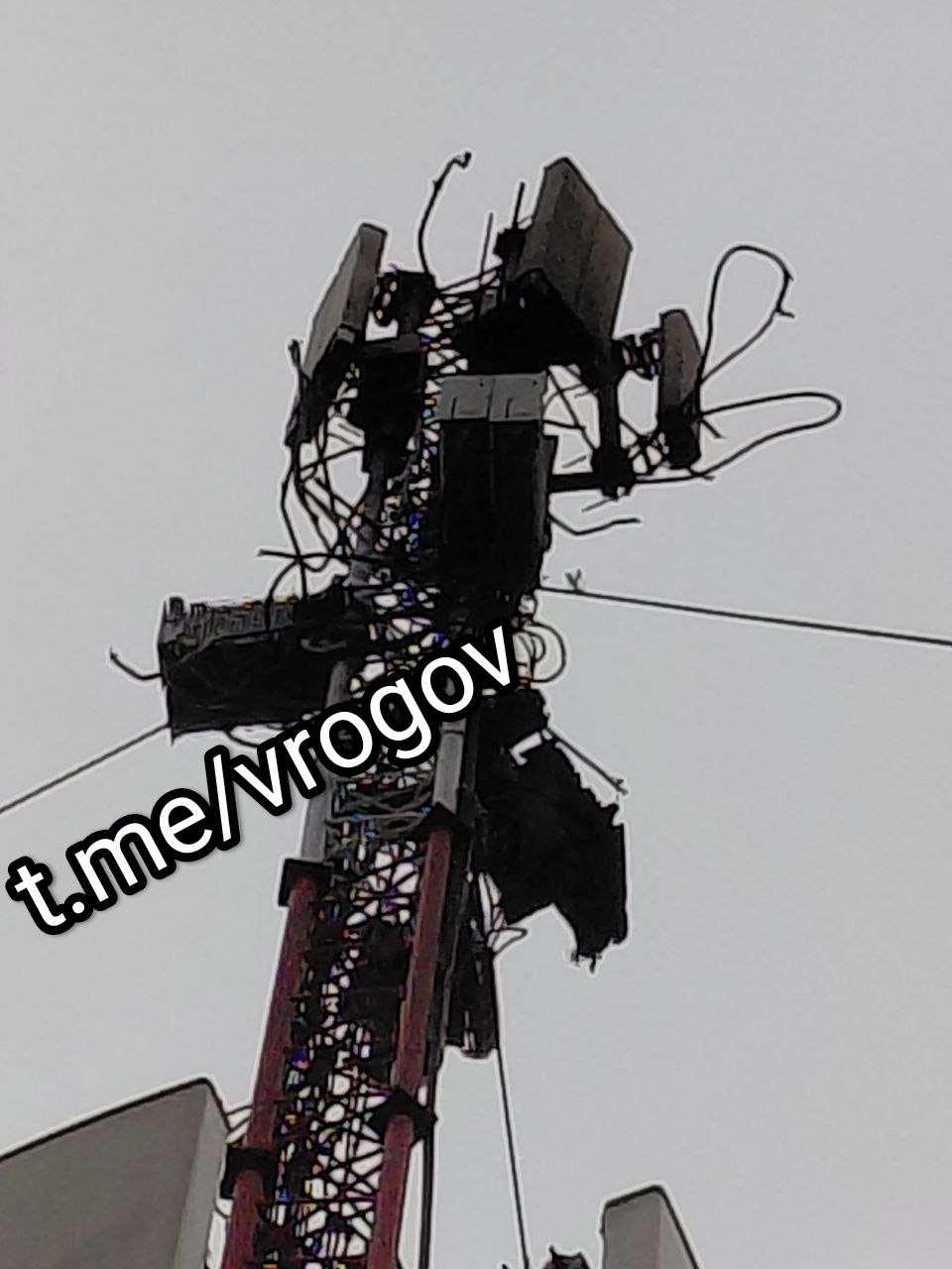 Владимир Рогов: Нацисты ударили по СЭС. Сегодня ночью боевики ЗеРейха нанесли удар по зданию санэпидемстанции в Энергодаре - социально значимому объекту, от работы которого зависит здоровье наших жителей