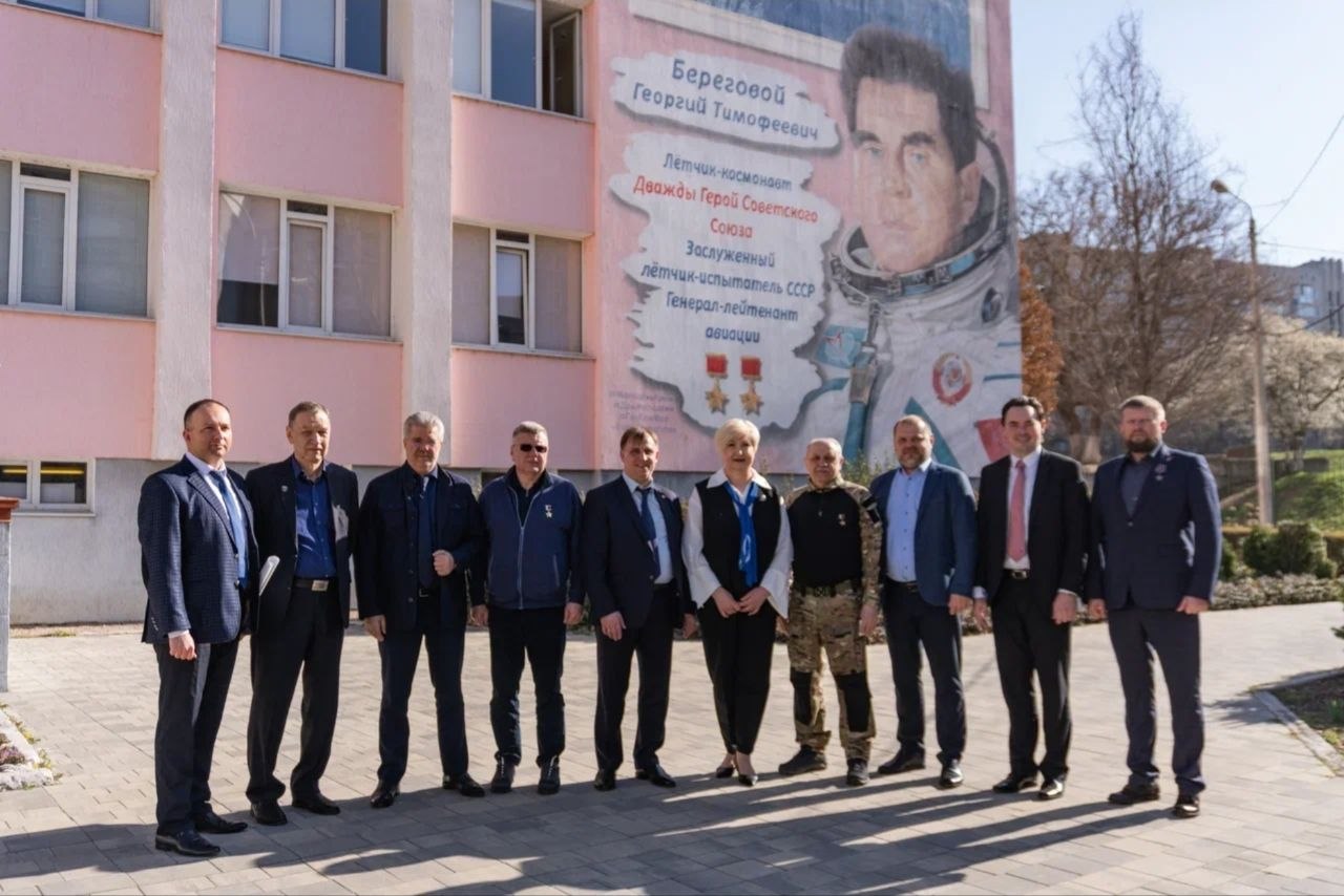 В Симферополе на базе МБОУ «Открытый космический лицей имени дважды Героя Советского Союза лётчика-космонавта Г. Т. Берегового» прошло центральное мероприятие межрегионального литературно-художественного конкурса...