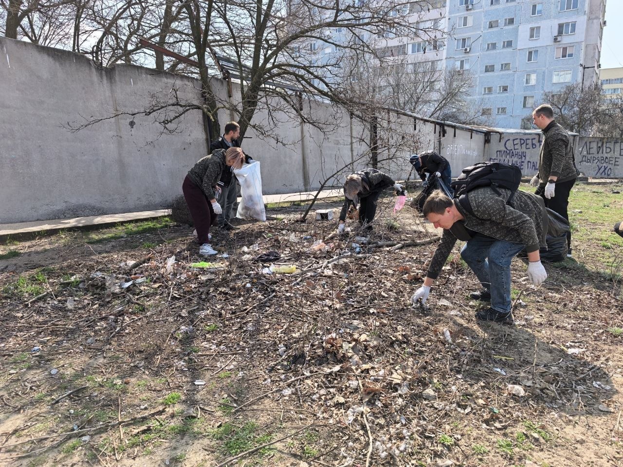 Депутаты фракции "Единая Россия" на субботнике Депутаты фракции "Единая Россия" на субботнике