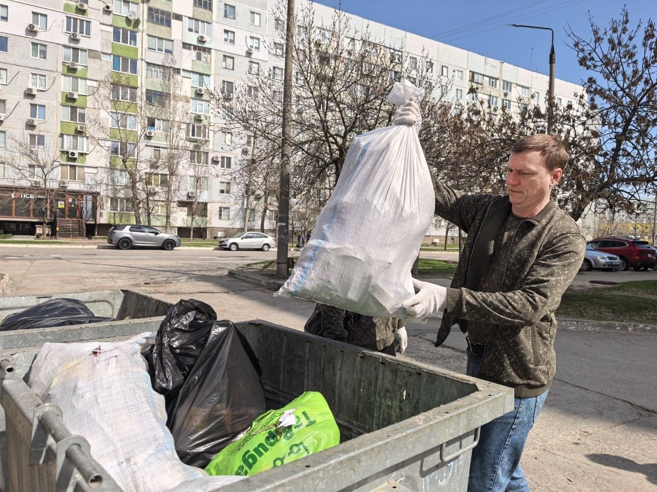 Депутаты фракции "Единая Россия" на субботнике Депутаты фракции "Единая Россия" на субботнике