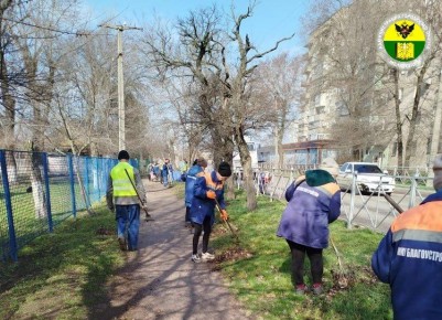 В Мелитополе продолжаются работы по наведению чистоты на улицах