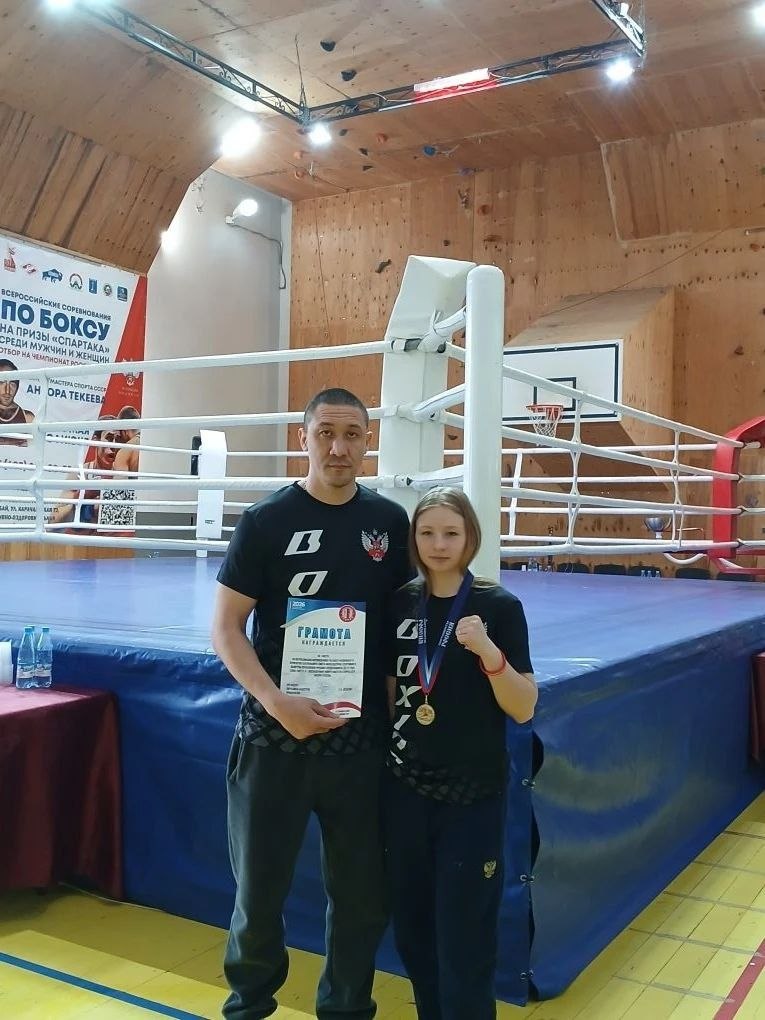 Золото Домбая!. С 22 по 30 марта в поселке Домбай (Карачаево-Черкесская Республика) прошли Всероссийские соревнования по боксу — "Чемпионат и Первенство Центрального совета физкультурно-спортивного общества профсоюзов...