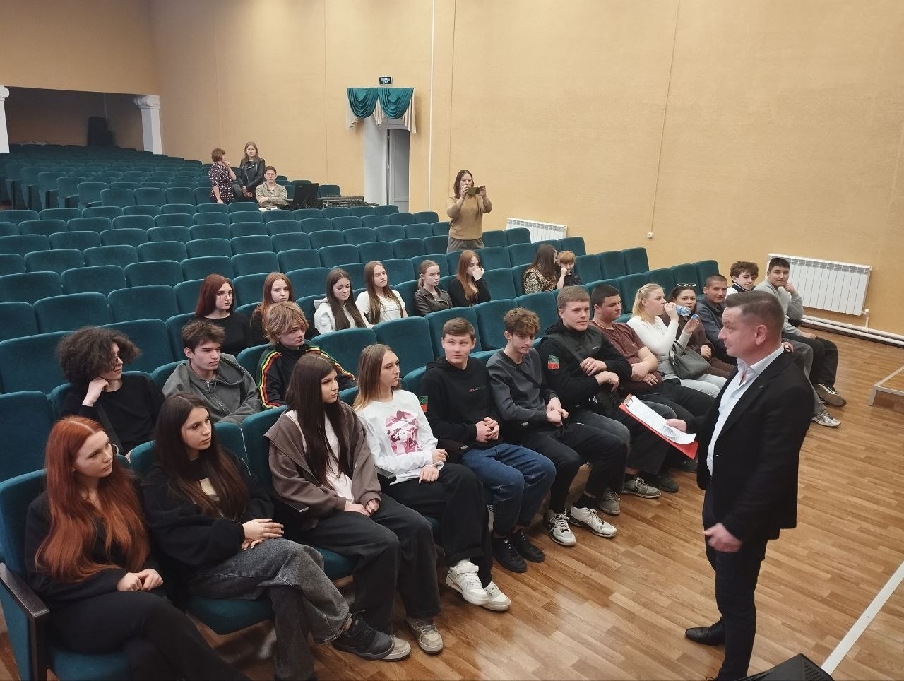 Насыщенно и плодотворно прошел творческий интенсив «Мир против наркотиков», организованный для молодежи специалистами отделов культуры, молодежи и спорта администрации АМО Насыщенно и плодотворно прошел творческий интенсив «Мир против наркотиков», организованный для молодежи специалистами отделов культуры, молодежи и спорта администрации АМО