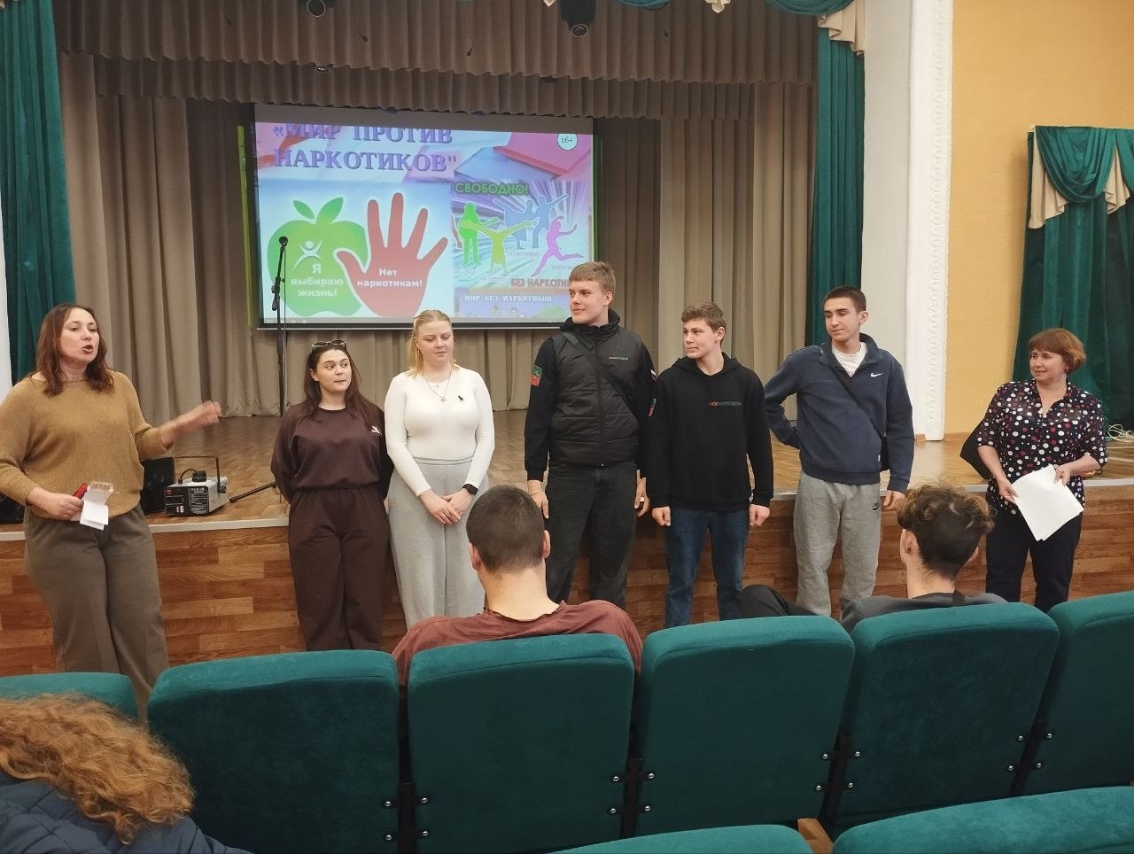 Насыщенно и плодотворно прошел творческий интенсив «Мир против наркотиков», организованный для молодежи специалистами отделов культуры, молодежи и спорта администрации АМО Насыщенно и плодотворно прошел творческий интенсив «Мир против наркотиков», организованный для молодежи специалистами отделов культуры, молодежи и спорта администрации АМО