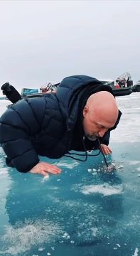 Актер и режиссер Гоша Куценко, который родился в Запорожской области, попил из Байкала водички через трубочку