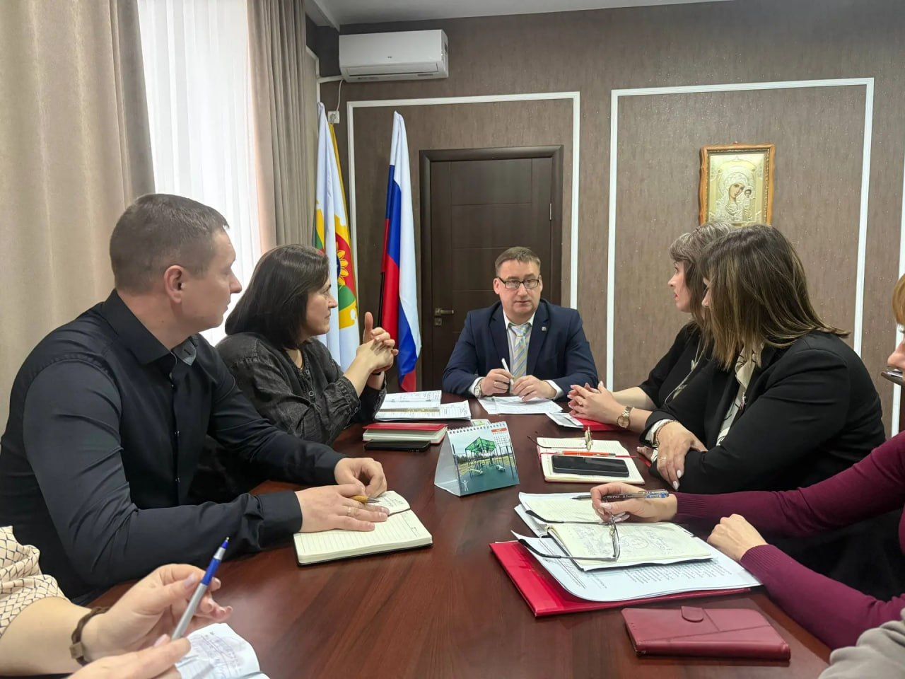 Сегодня утром глава Акимовского муниципального округа Александр Трудоношин провел совещание с заместителями, начальниками отделов администрации, председателем Совета депутатов и представителем шеф-региона