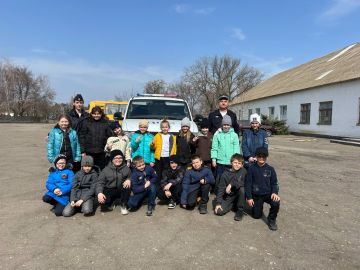 Сотрудники Госавтоинспекции посетили учеников Приазовской школы № 6, чтобы не просто рассказать о Правилах дорожного движения, но и провести захватывающее знакомство с патрульным автомобилем