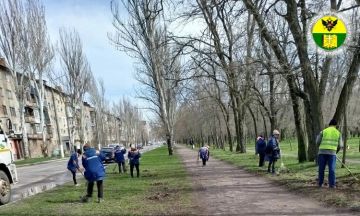В Мелитополе продолжается весенняя уборка: сотрудники МКУ «Благоустройство» привели в порядок улицу Ивана Алексеева
