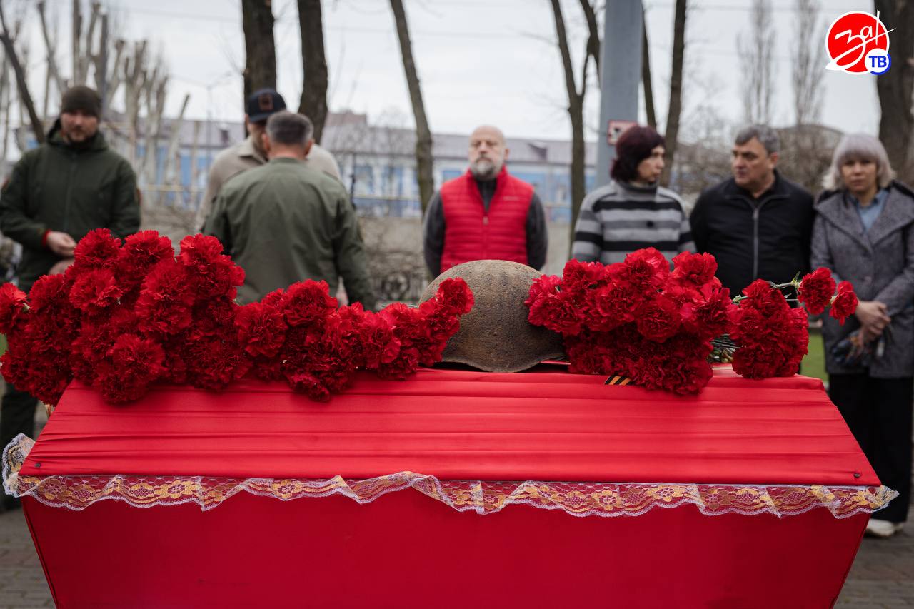 Впервые в Запорожской области состоялась торжественная передача останков красноармейца родным Впервые в Запорожской области состоялась торжественная передача останков красноармейца родным