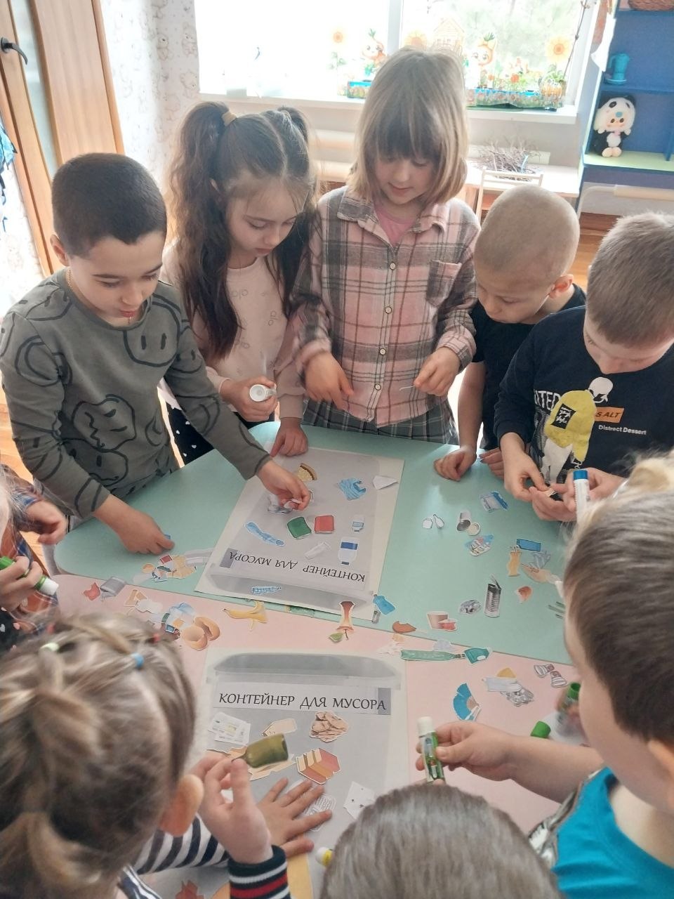 В понедельник, 30 марта, сотрудники Приморского краеведческого музея побывали в гостях у малышей детсада "Ивушка" с познавательно-игровой программой "День Земли" В понедельник, 30 марта, сотрудники Приморского краеведческого музея побывали в гостях у малышей детсада "Ивушка" с познавательно-игровой программой "День Земли"