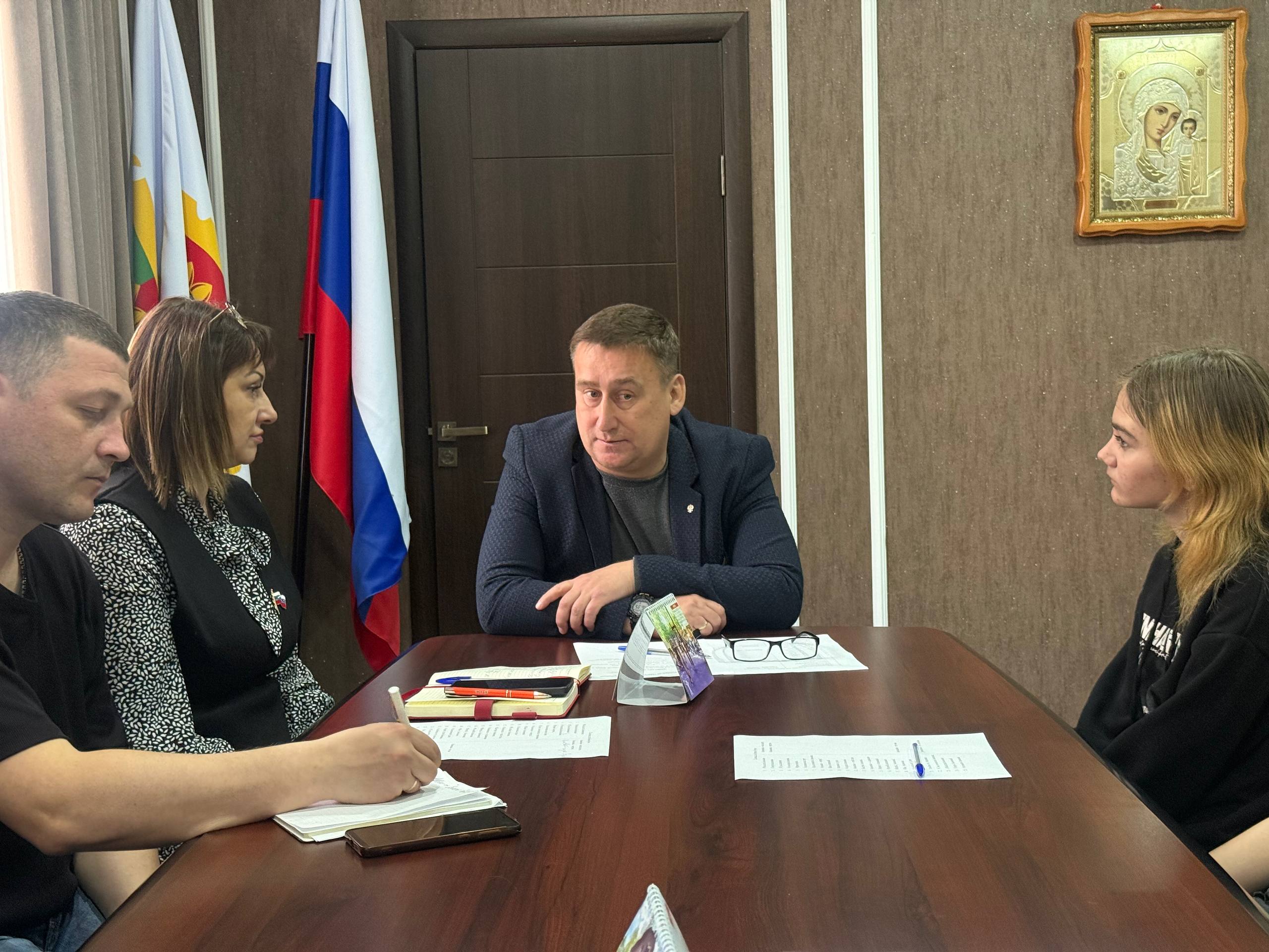 Глава округа Александр Трудоношин вновь встретился с нашей активной молодежью, и эта встреча стала ярким подтверждением того, что будущее Акимовки создается в диалоге и сотрудничестве Глава округа Александр Трудоношин вновь встретился с нашей активной молодежью, и эта встреча стала ярким подтверждением того, что будущее Акимовки создается в диалоге и сотрудничестве