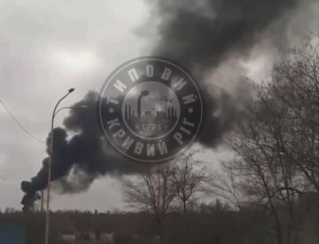 Сообщают, что в Кривом Роге возник сильный пожар после удара дронов по объекту энергетики