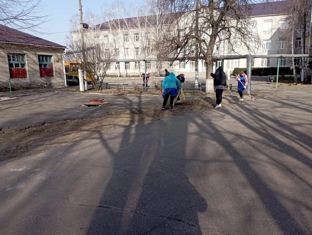 Все на субботник!. Сотрудники Молочанской школы дружной командой приняли участие в субботнике