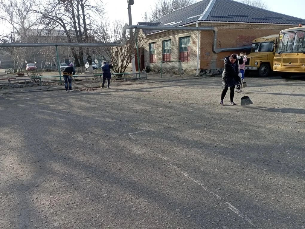 Все на субботник!. Сотрудники Молочанской школы дружной командой приняли участие в субботнике Все на субботник!. Сотрудники Молочанской школы дружной командой приняли участие в субботнике