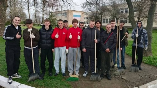 В Запорожской области студенты убрали территории учебных учреждений