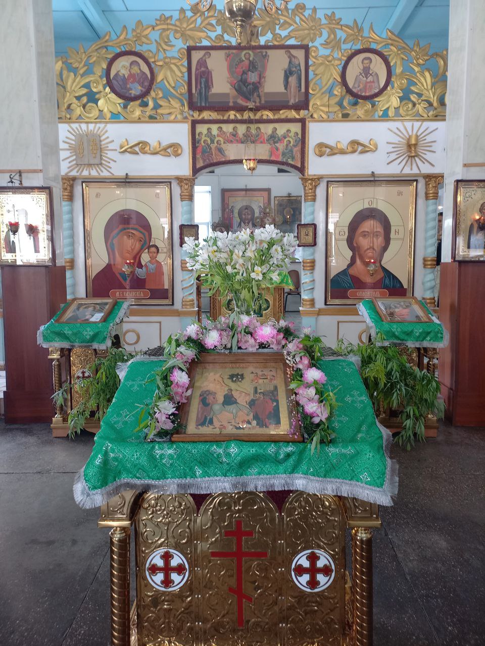 И тех же верб сквозные прутья, И тех же белых почек вздутья И на окне, и на распутье, На улице и в мастерской