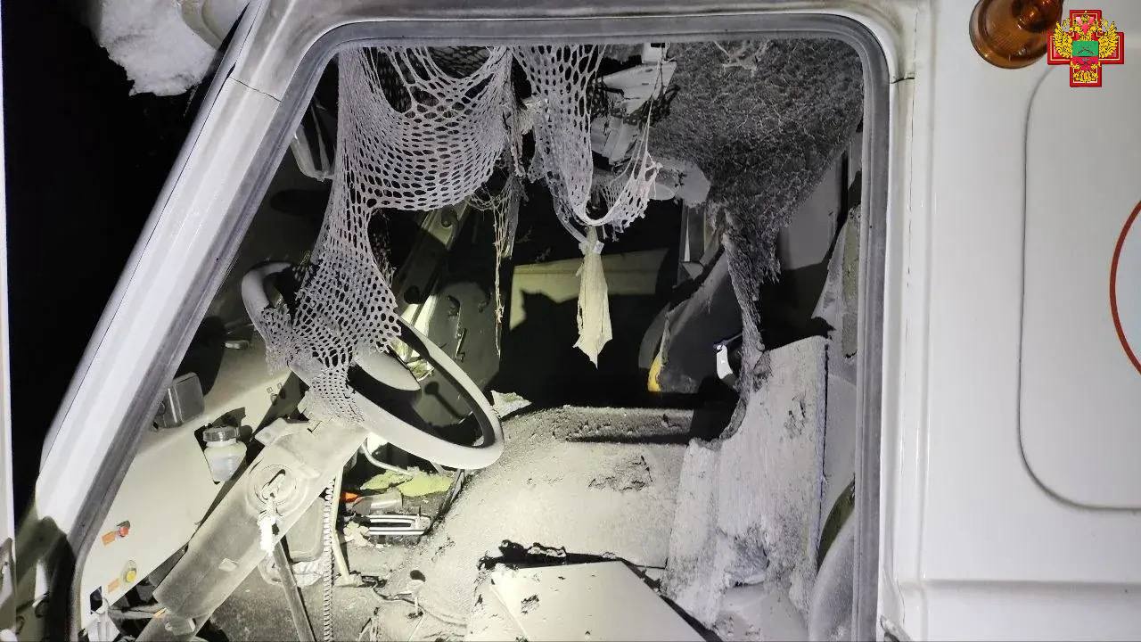 В селе Жовтневое Токмакского муниципального округа беспилотник ВСУ атаковал автомобиль скорой помощи во время выезда к пациенту В селе Жовтневое Токмакского муниципального округа беспилотник ВСУ атаковал автомобиль скорой помощи во время выезда к пациенту