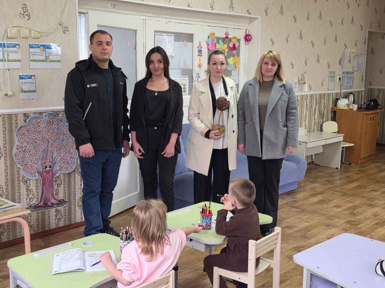 Алёна Трокай: Забота о будущем: парты для воспитанников "Аленушки" Алёна Трокай: Забота о будущем: парты для воспитанников "Аленушки"