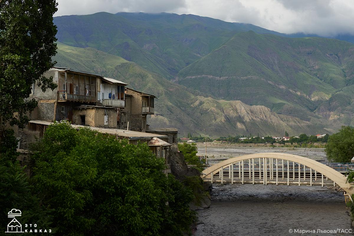В этом горном регионе с серпантинами и отдаленными селами мосты играют важнейшую роль В этом горном регионе с серпантинами и отдаленными селами мосты играют важнейшую роль