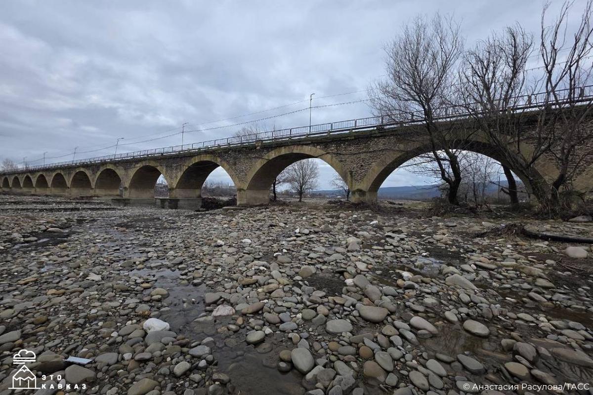 В этом горном регионе с серпантинами и отдаленными селами мосты играют важнейшую роль В этом горном регионе с серпантинами и отдаленными селами мосты играют важнейшую роль