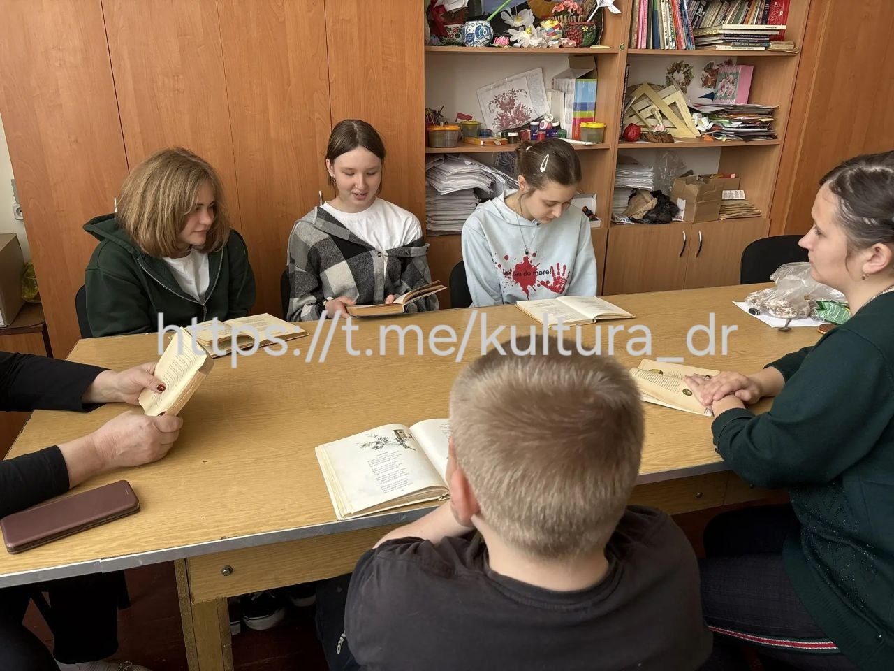 4 апреля в "Малобелозерском СК" прошёл тематический час-беседа "Поэзия для души", посвященный Дню поэзии 4 апреля в "Малобелозерском СК" прошёл тематический час-беседа "Поэзия для души", посвященный Дню поэзии