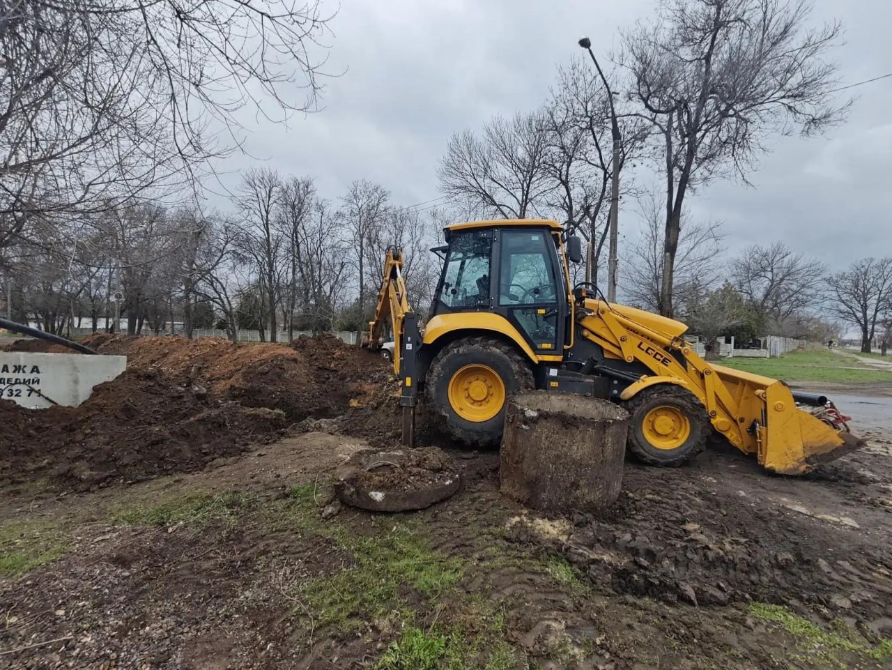 На водопроводе по улице Луначарского в Пологах завершается монтаж колодцев На водопроводе по улице Луначарского в Пологах завершается монтаж колодцев
