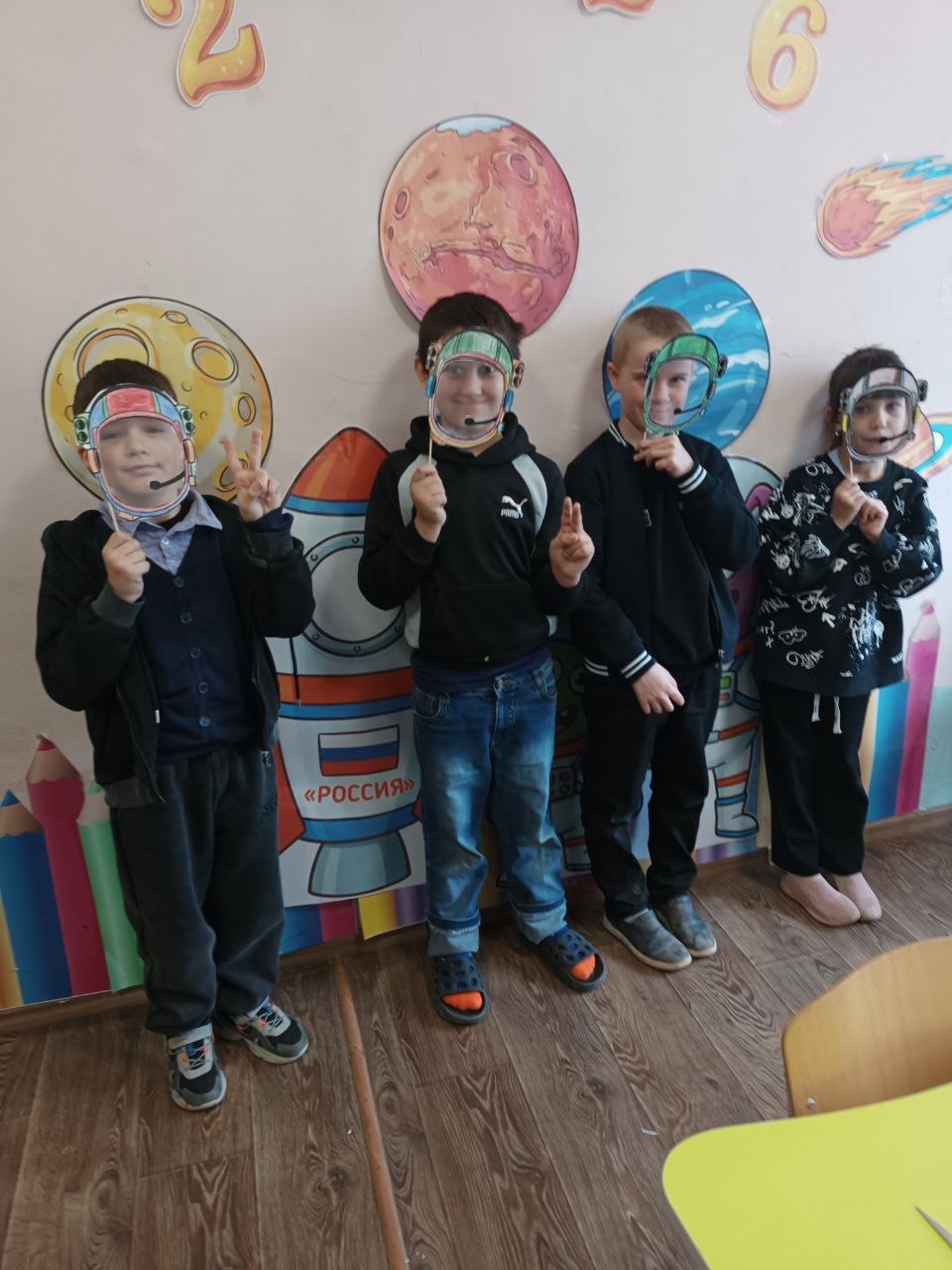 В преддверии праздника "День космонавтики" в Дунаевском сельском Доме культуры, детским любительским объединением по интересам " Радуга" был проведён мастер- класс по изготовлению "Маска космонавта" и призы к викторине...