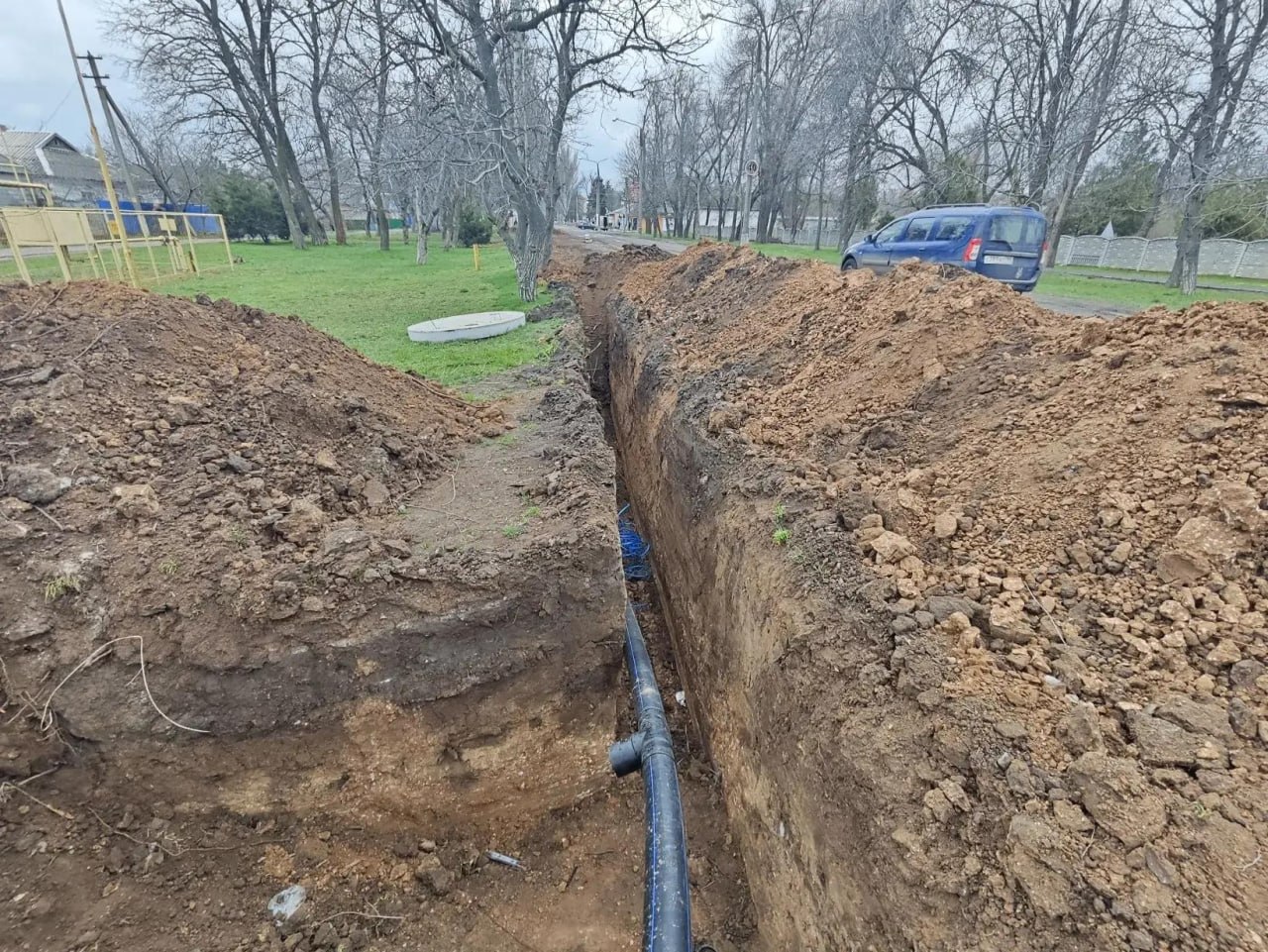 На водопроводе по улице Луначарского в Пологах завершается монтаж колодцев На водопроводе по улице Луначарского в Пологах завершается монтаж колодцев