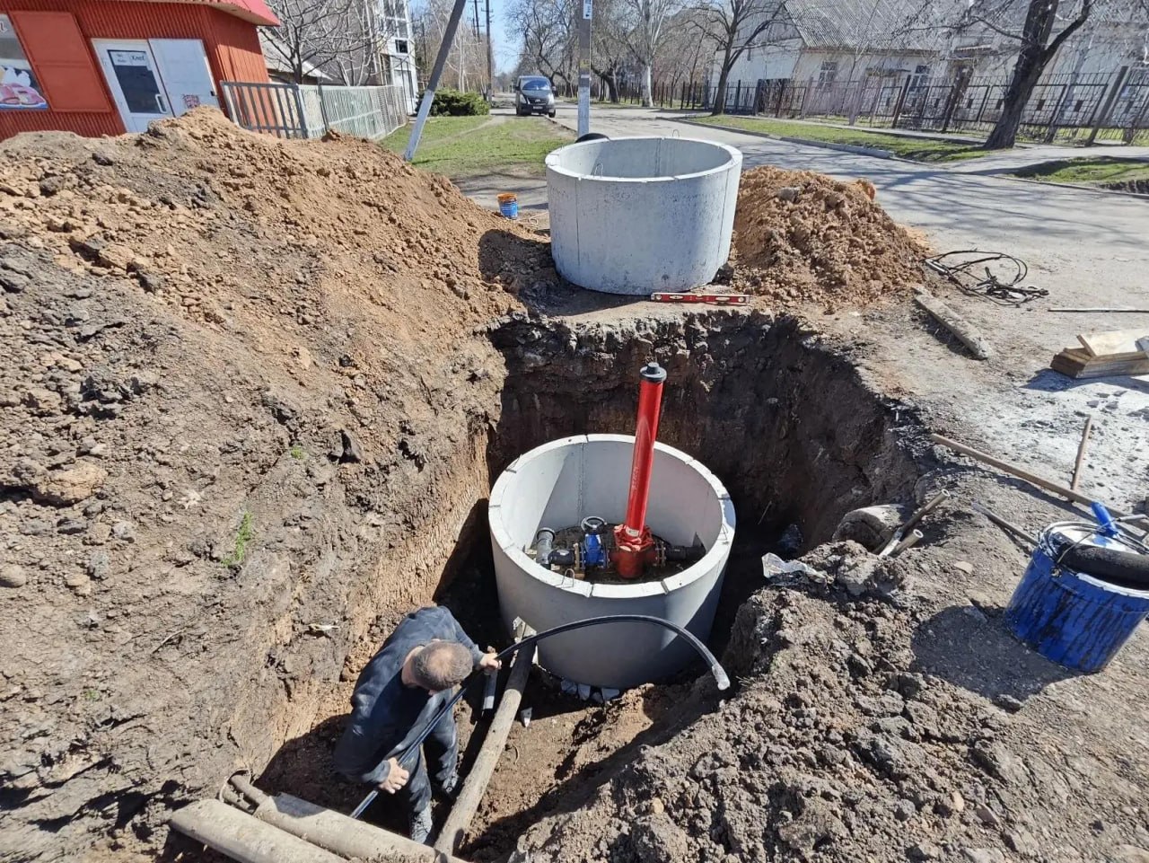 На водопроводе по улице Луначарского в Пологах завершается монтаж колодцев На водопроводе по улице Луначарского в Пологах завершается монтаж колодцев