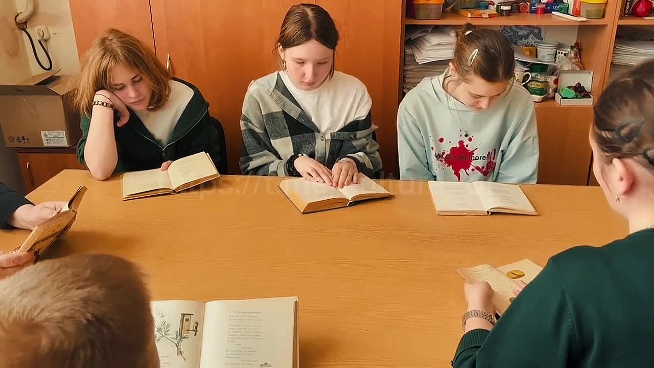 4 апреля в "Малобелозерском СК" прошёл тематический час-беседа "Поэзия для души", посвященный Дню поэзии