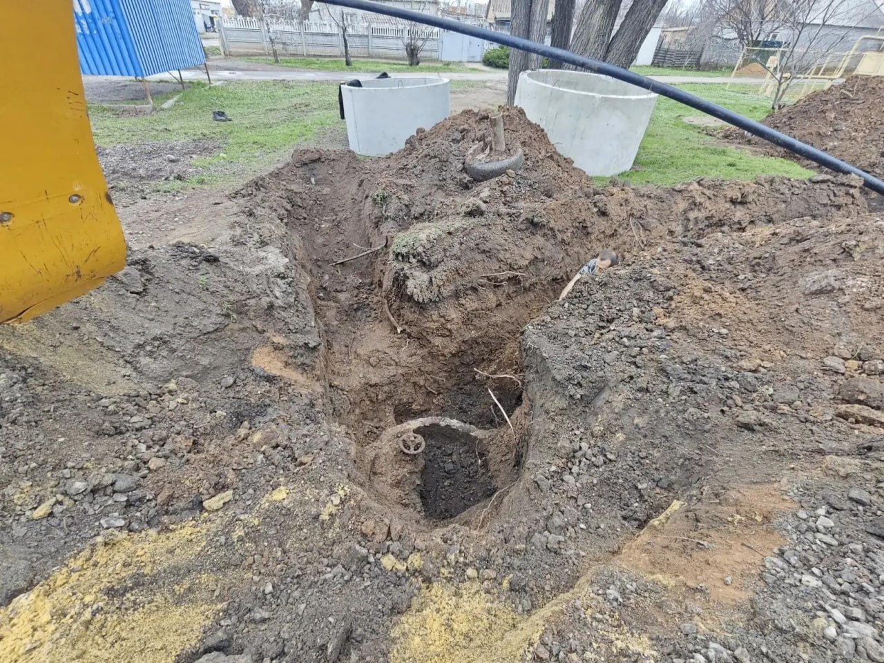 На водопроводе по улице Луначарского в Пологах завершается монтаж колодцев На водопроводе по улице Луначарского в Пологах завершается монтаж колодцев