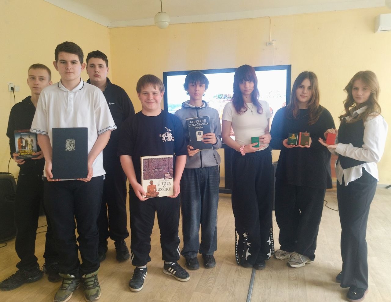 Вам знаком Книжкин дом? А вот ученики СОШ №11 теперь знают о нём всё! Вам знаком Книжкин дом? А вот ученики СОШ №11 теперь знают о нём всё!