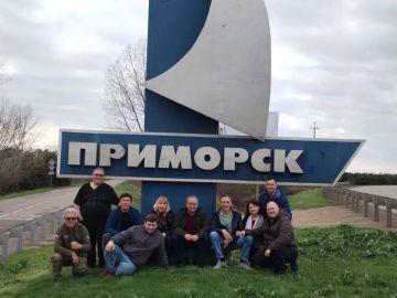 Труппа Забайкальского краевого драматического театра имени Николая Березина выступила в городе Приморск Запорожской области, где артисты представили свою программу перед военными и местными жителями в местном Доме культуры